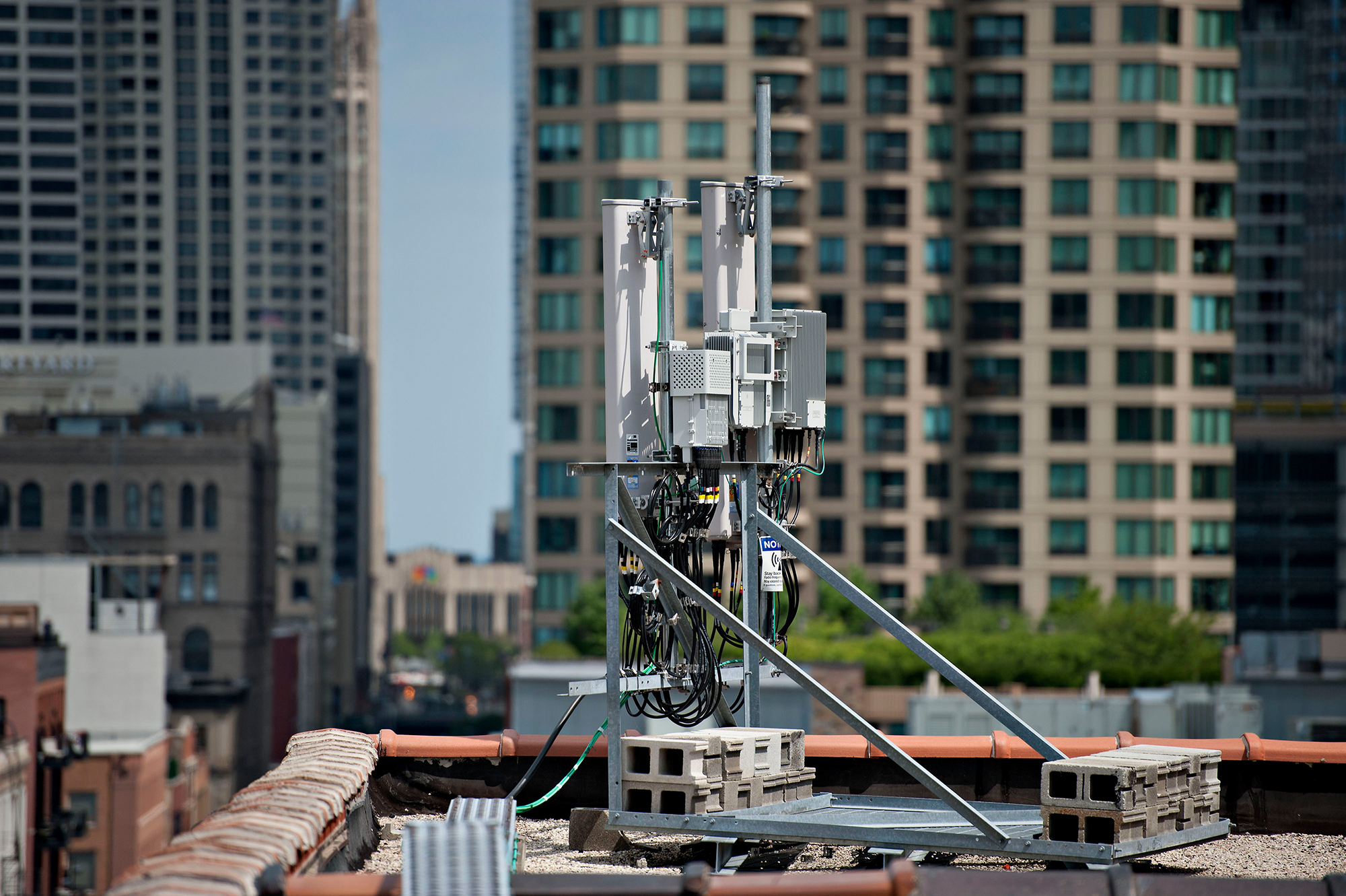 Без світла і в мороз: скільки реально працює мобільний зв’язок та інтернет в Україні